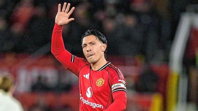 Lisandro Martínez volvió a ser titular después de 10 meses.