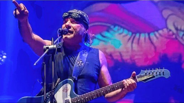 Chizzo Nápoli de La Renga alentó a sus seguidores a cantar contra Milei. El rock siempre fue política.