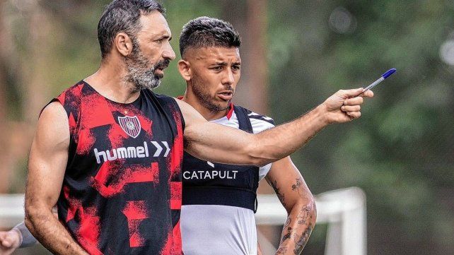 Chacarita llega al duelo con Colón en medio de rumores sobre el futuro de Azconzábal