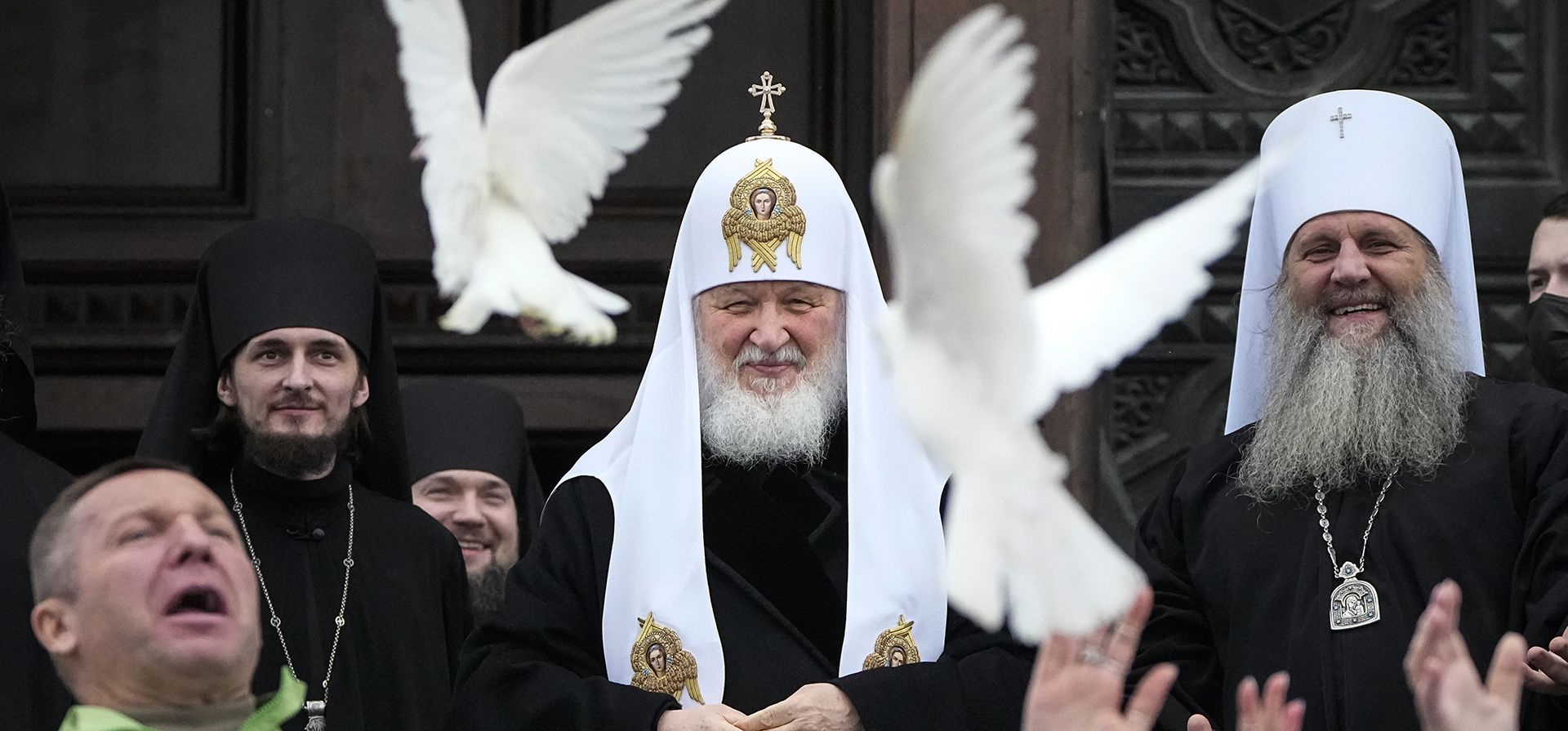 El patriarca de la Iglesia Ortodoxa Rusa Kirill con otros creyentes sueltan palomas que celebran la Anunciación antes de la celebración de la Pascua ortodoxa frente a la Catedral de Cristo Salvador en Moscú, Rusia, el jueves 7 de abril.