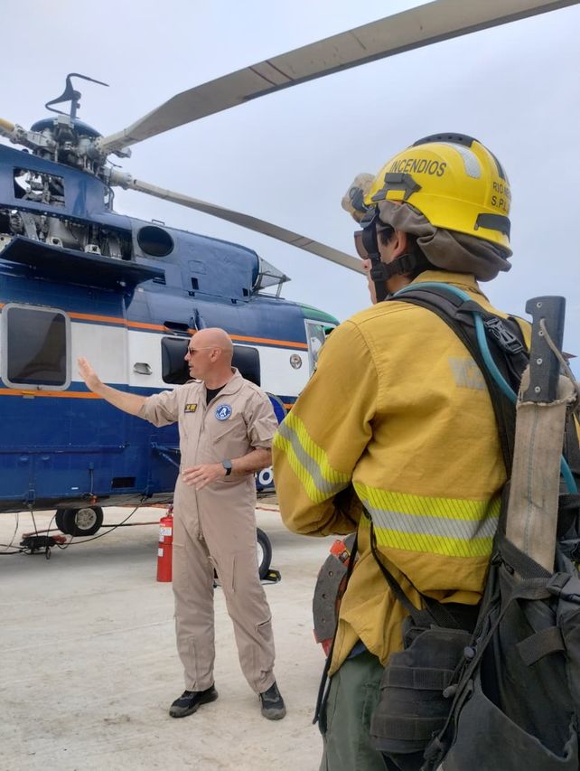 El cañadense Adrián Fiscarelli está a cargo del único helicóptero pesado para trabajar en los incendios forestales en la Patagonia.