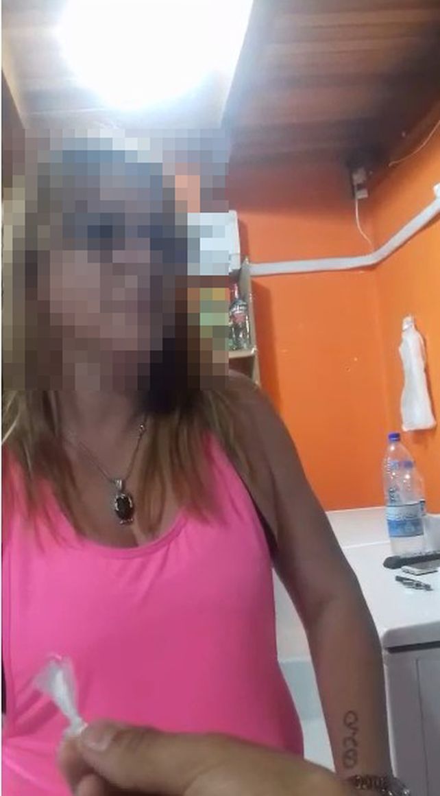 Se sacó una foto con el jefe de la Federal y luego la escracharon vendiendo droga