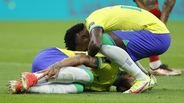 Vinicius Junior consuela a Neymar durante el partido de fútbol del grupo G de la Copa Mundial de la FIFA 2022 entre Brasil y Serbia en el Estadio Lusail en Lusail, Qatar, el 24 de noviembre de 2022.  EFE/EPA /Ronald Wittek