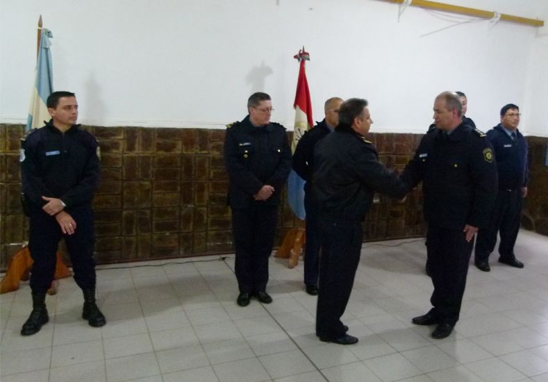 Fotografía del comisario principal Gabriel Albornoz (izquierda) es puesto en funciones por el comisario inspector Adrián Rodríguez