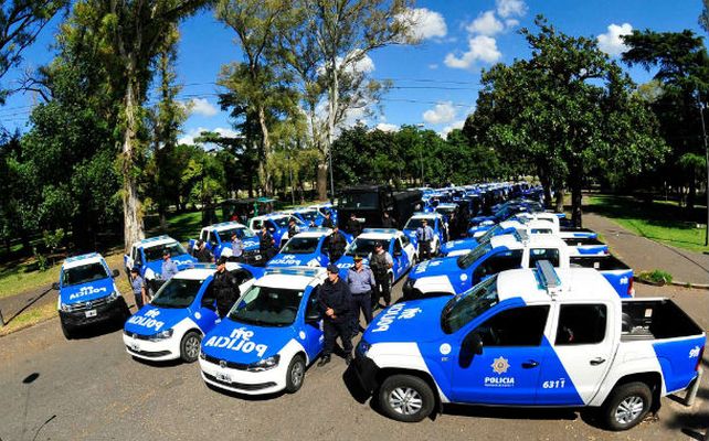 En el parque independencia. El ministro Raúl Lamberto puso en manos de la policía local nuevas unidades para poder combatir con mejores herramientas la violencia y el delito.