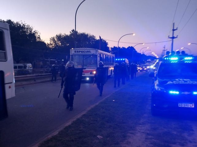 Hinchas de Newells armaron un banderazo en plena pandemia y más de 100 terminaron detenidos