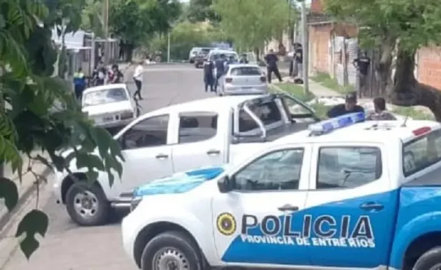 El crimen ocurrió este sábado. En los allanamientos se secuestraron dos armas de fuego y tres cuchillos