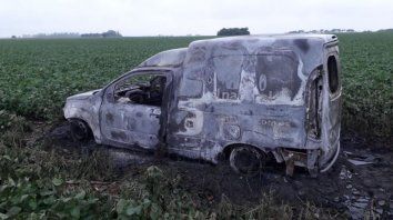 El utilitario apareció calcinado en un campo de soja cercano a la ruta 34. (Gentileza SL24) El utilitario apareció calcinado en un campo de soja cercano a la ruta 34. (Gentileza SL24)
