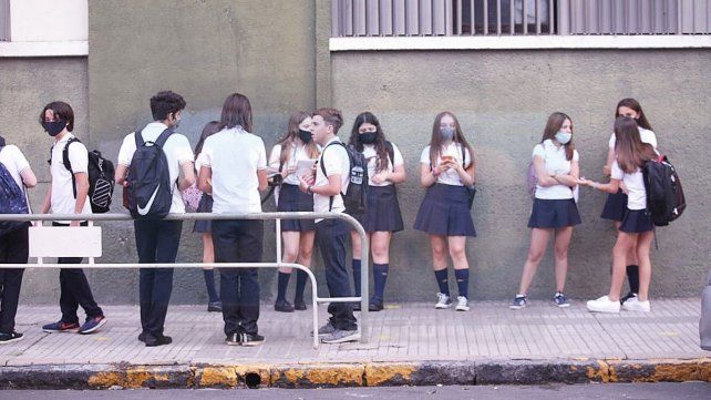 Gobierno y escuelas privadas acuerdan topes a las cuotas