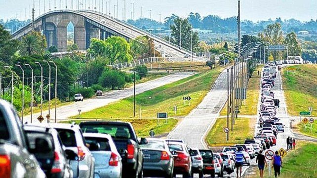 Unos 33.300 autos pasaron por los puentes de Gualeguaychú y Colón hacia Uruguay en el cambio de quincena