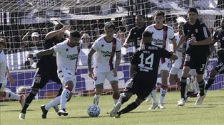 Ever Banega y el Colo Ramírez en acción, en la única vez que Newell’s y Deportivo Riestra se midieron en el Guillermo Laza.