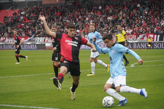 Tomás Pérez presiona alto en la salida de Belgrano, en el último partido en el Coloso. Dijo que hicieron un muy buen primer tiempo.