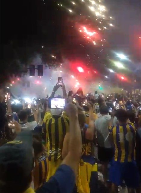 Fuegos artificiales y bombas de estruendo esta medianoche en Rosario.