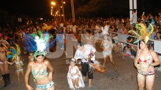 Los carnavales pasaron por los barrios y llegan a la Costanera