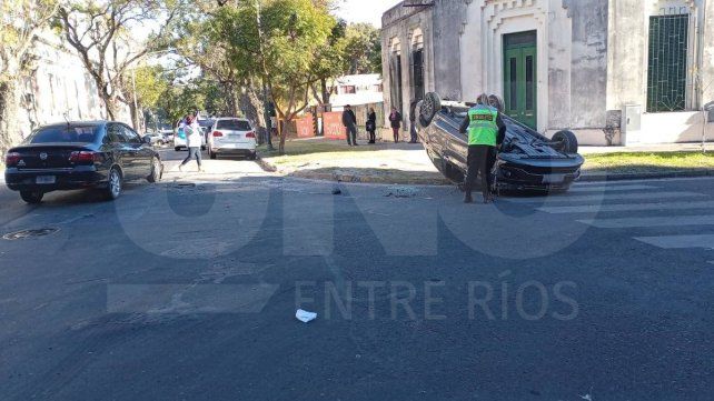 Nueve heridos tras violento choque entre dos autos en Paraná