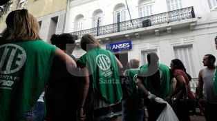 Estatales y organismos gremiales marchan contra los despidos del gobierno nacional