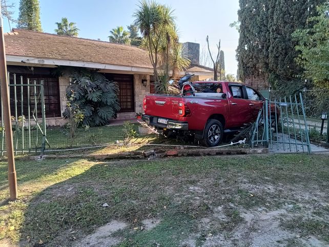 Asesinaron de 15 balazos a un hombre mientras manejaba su camioneta, cerca de Rosario