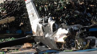 Una avioneta cay&oacute; sobre dos camiones y se mataron el piloto y el copiloto