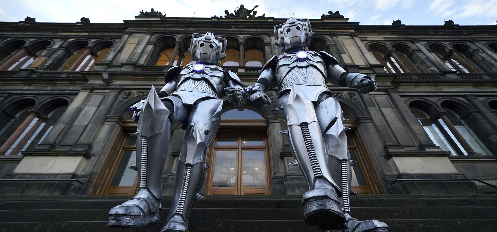 Ciberhombres a la entrada del Museo Nacional de Escocia en una vista previa de la exposición "Doctor Who Worlds of Wonder" en Edimburgo, el miércoles 7 de diciembre de 2022. La exposición estará abierta desde el 9 de diciembre hasta mayo de 2023, y explorará la ciencia detrás de la serie de televisión de éxito mundial Doctor Who. (Andrew Milligan/PA vía AP)