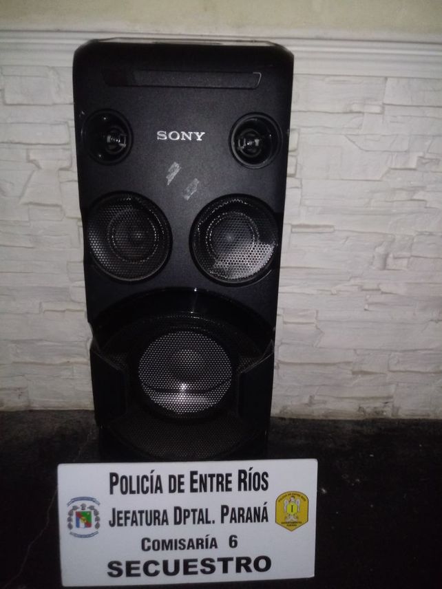 La columna de sonido fue robada y descartada en el barrio Belgrano. Foto PER.  