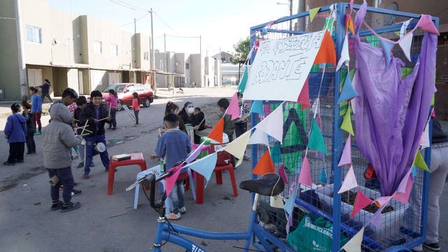 La escuelita rodante que invita a jugar en las calles de barrio qom