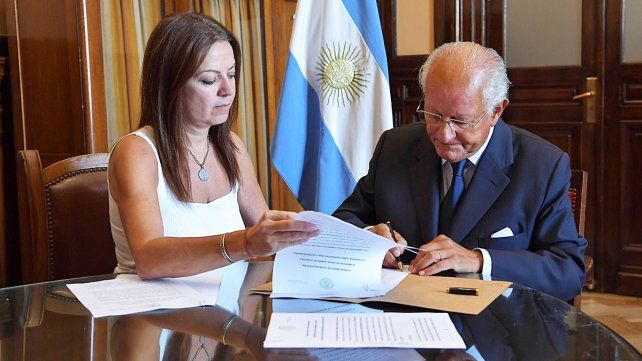 Gobierno reparte alimentos con el Ejército y Fundación Conin