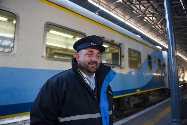 ¿Se acuerdan? El guarda, una autoridad dentro del tren, también vuelve a ser parte del paisaje.