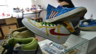 Las zapatillas son recibidas en los distintos clubes afiliados a la APB o en la sede central de la entidad (Italia 255).