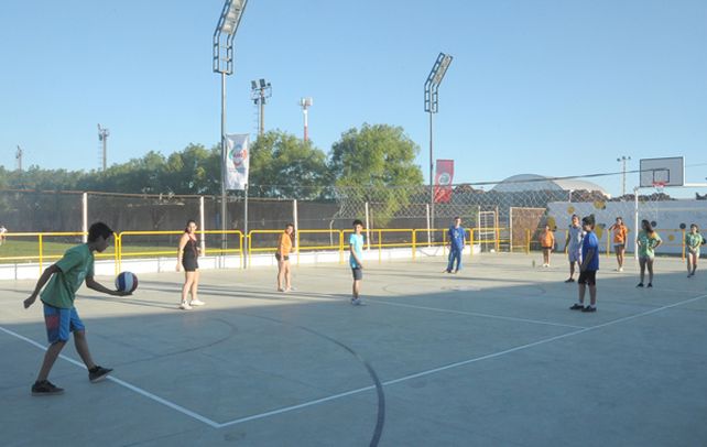 Los chicos disfrutan de las nuevas instalaciones en el barrio.