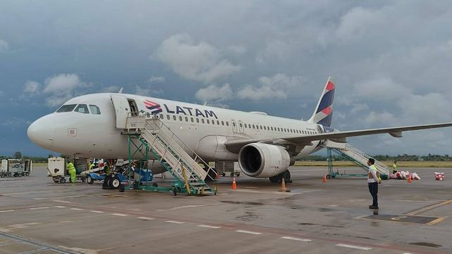 El avión de Latam que decidió quedar dando vueltas en la vertical para arribar en Rosario