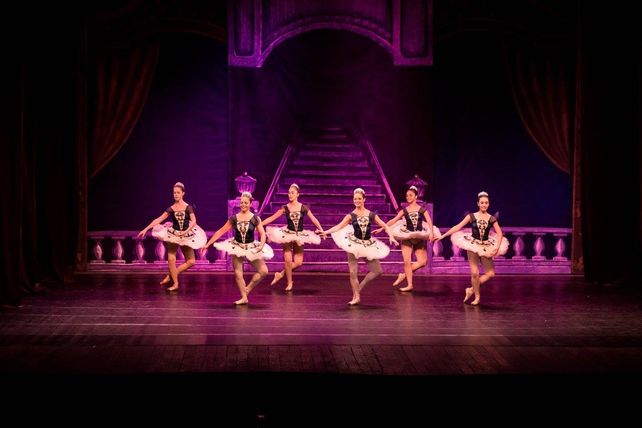 Troupe. Más de 40 bailarinas en escena