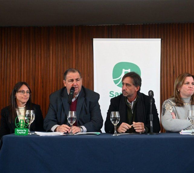 Poletti presentó la agenda de actividades que se realizarán en Santa Fe por el 30º aniversario de la reforma de la Constitución Nacional Poletti presentó la agenda de actividades que se realizarán en Santa Fe por el 30º aniversario de la reforma de la Constitución Nacional