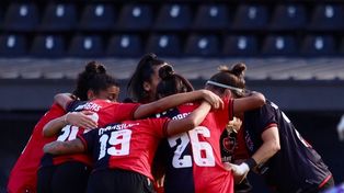 Las jugadoras de Newells se unen en un abrazo para celebrar el título en el torneo Apertura.