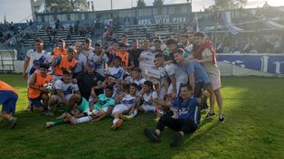 Los jugadores de Argentino celebran el triunfo con el cheque de 700 mil pesos que ganaron por pasar a cuartos de la Copa Santa Fe ante Newells.