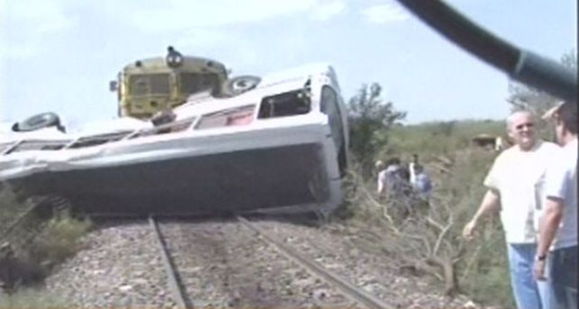 Ascienden a nueve los muertos por el choque de un tren y un colectivo en San Luis