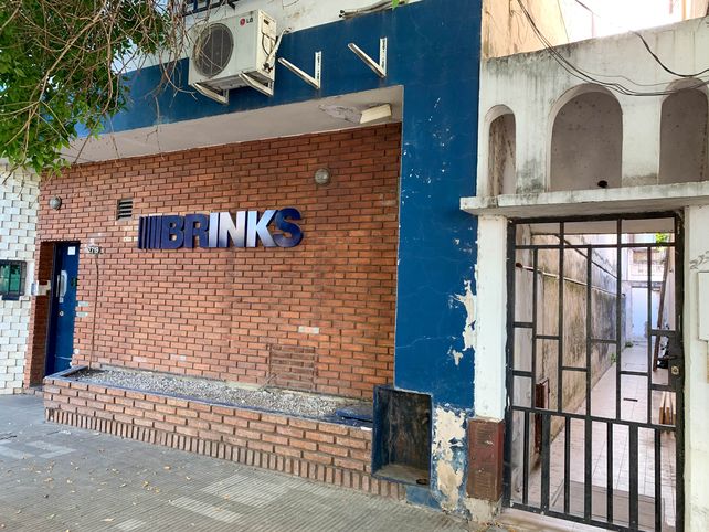El depósito de Brinks en Presidente Roca al 2700 que fue saqueado la noche del lunes por una banda boquetera.