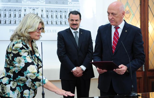 Claudia Balagué prestó juramento ayer como ministra de Educación provincial frente al jefe de la Casa Gris