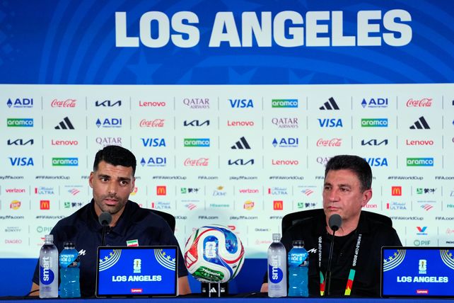 Mehdi Taremi y Amir Ghalenoei, capitán y entrenador de Irán en conferencia de prensa.