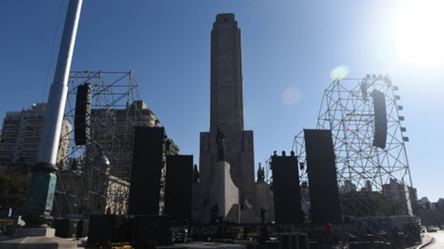 Aprestos. La organización del acto le dio ayer los últimos retoques al escenario al que subirán Fernández y CFK.