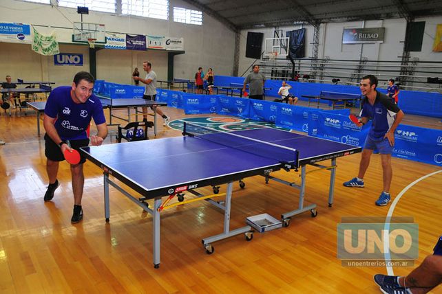 Tentados. Los jugadores no pudieron aguantar su risa por ser fotografiados en su partido. Es que no están acostumbrados a los flashes en su deporte. Foto UNO/Juan Manuel Hernández