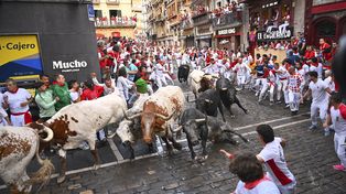 Los juerguistas corren con toros de la ganadería Cebada Gago durante el segundo día de encierros en las fiestas de San Fermín en Pamplona, España, el martes 8 de julio de 2025. (Foto AP/Miguel Oses)