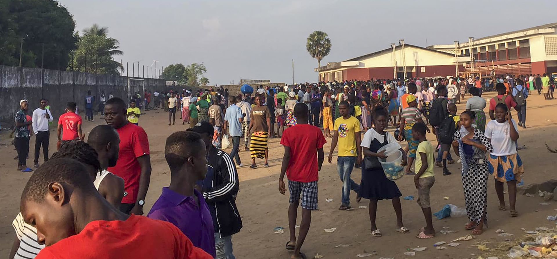 Cientos de personas reunidas en el hospital de redención el jueves 20 de enero de 2022, donde fueron llevadas las víctimas de una estampida en una cruzada cristiana en New Kru Town, en las afueras de Monrovia, Liberia, el miércoles por la noche. Se ha confirmado la muerte de 29 personas, incluidos 11 niños y una mujer embarazada.