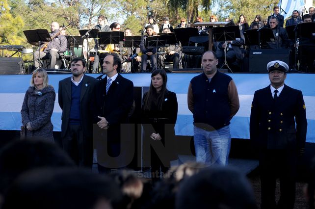 Los alumnos de la Ciudad prometieron lealtad a la Bandera en el Parque Garay