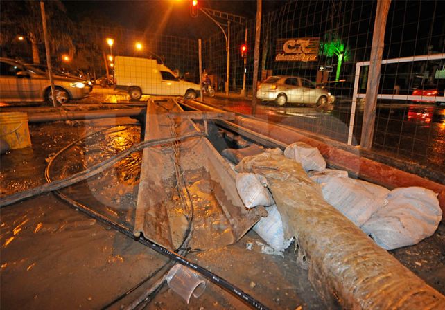 Explotó un caño en Bulevard y Francia y los vecinos casi se inundan con desagüe cloacal