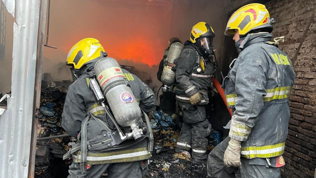 Incendio en Génova al 2300. Cuatro dotaciones de bomberos trabajan en el lugar