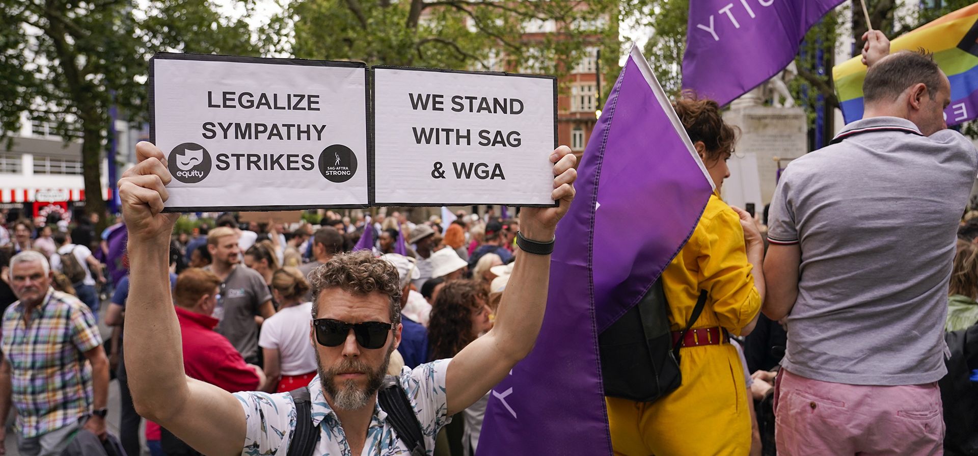 Un manifestante sostiene una pancarta mientras participan en una protesta del sindicato de actores del Reino Unido Equity, en apoyo de la huelga SAG-AFTRA el viernes 21 de julio de 2023 en Londres. (Alberto Pezzali/Invisión/AP) Un manifestante sostiene una pancarta mientras participan en una protesta del sindicato de actores del Reino Unido Equity, en apoyo de la huelga SAG-AFTRA el viernes 21 de julio de 2023 en Londres. (Alberto Pezzali/Invisión/AP)