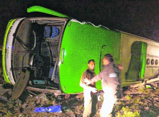 Tragedia. El micro accidentado había entrado en una curva a demasiada velocidad cerca de Horcones.
