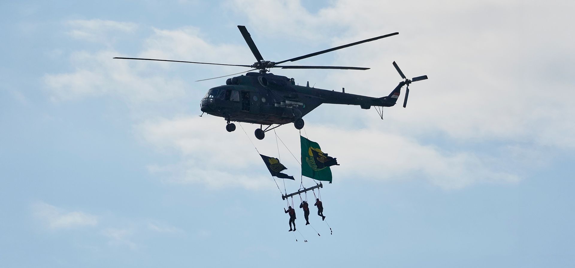 Un helicóptero del ejército iraquí vuela durante la conmemoración de la muerte del imán Moussa al-Kadhim, fallecido a finales del siglo VIII, en Bagdad, Irak, el jueves 15 de enero de 2026. (Foto AP/Hadi Mizban) Un helicóptero del ejército iraquí vuela durante la conmemoración de la muerte del imán Moussa al-Kadhim, fallecido a finales del siglo VIII, en Bagdad, Irak, el jueves 15 de enero de 2026. (Foto AP/Hadi Mizban)