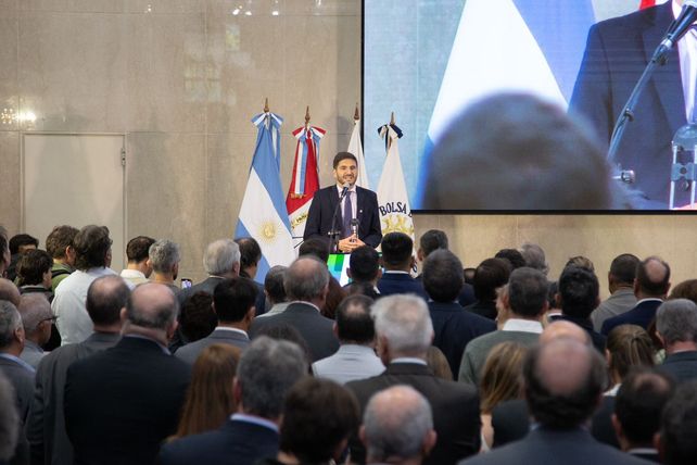 El gobernador Maximiliano Pullaro en el&nbsp;remate del primer lote de soja de la campaña 2023/24 que realizó la Bolsa de Comercio de Rosario.&nbsp;