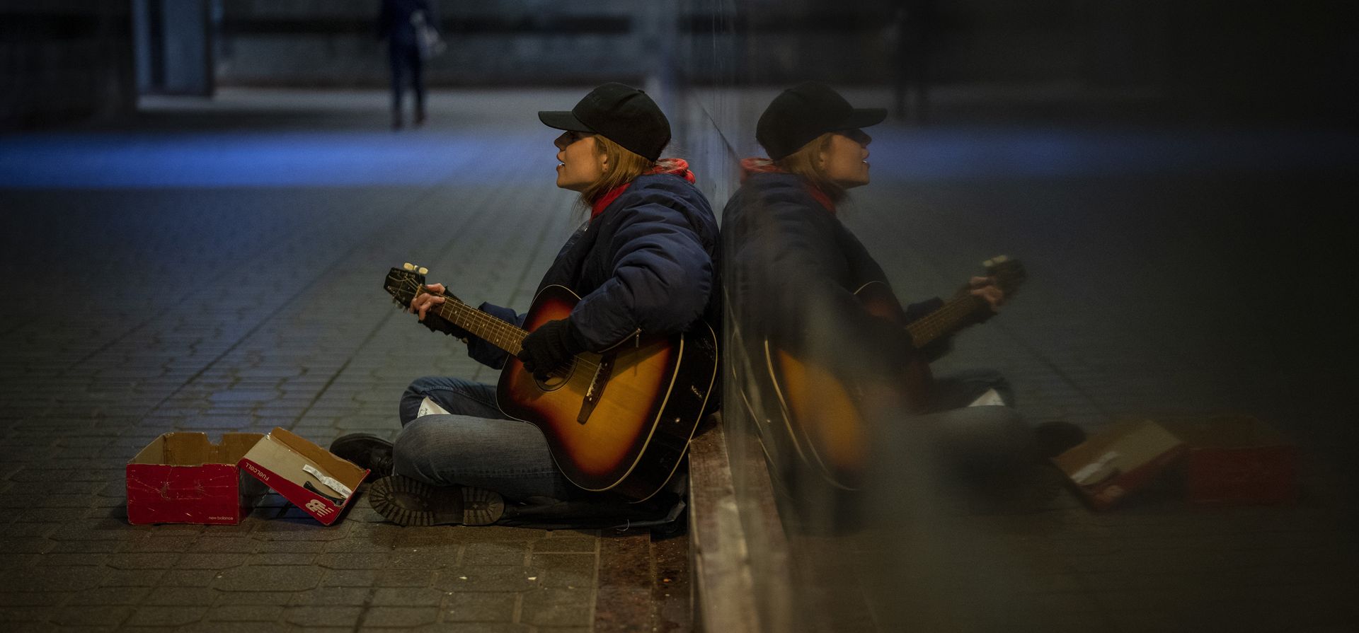 Un músico canta en la entrada del metro en el centro de Kiev, Ucrania, el miércoles 23 de febrero de 2022. Ucrania instó a sus ciudadanos a abandonar Rusia mientras Europa se preparaba para una mayor confrontación el miércoles después de que el líder ruso recibiera autorización para usar la fuerza militar fuera de su país y Occidente.